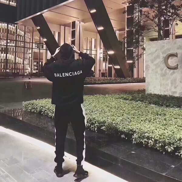 バレンシアガ パーカー コピー バレンシアガ パーカーフーディ ロゴ パーカー フーディ スーパーコピー