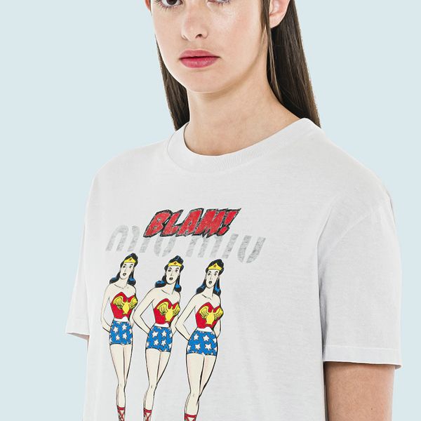 【ミュウミュウ】ワンダーウーマンプリント ロゴTシャツ偽物