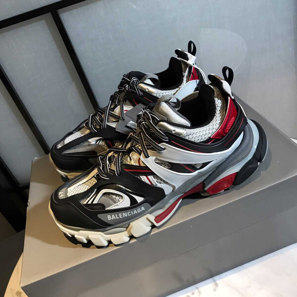 バレンシアガ トラック 偽物 TRACK2 トレーナー トラックは、レザーを一切使用していない、メッシュとナイロン素材のスニーカーです