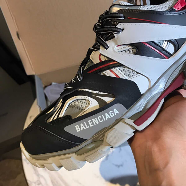 バレンシアガ トラック 偽物 TRACK2 トレーナー トラックは、レザーを一切使用していない、メッシュとナイロン素材のスニーカーです