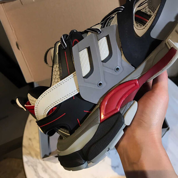 バレンシアガ トラック 偽物 TRACK2 トレーナー トラックは、レザーを一切使用していない、メッシュとナイロン素材のスニーカーです