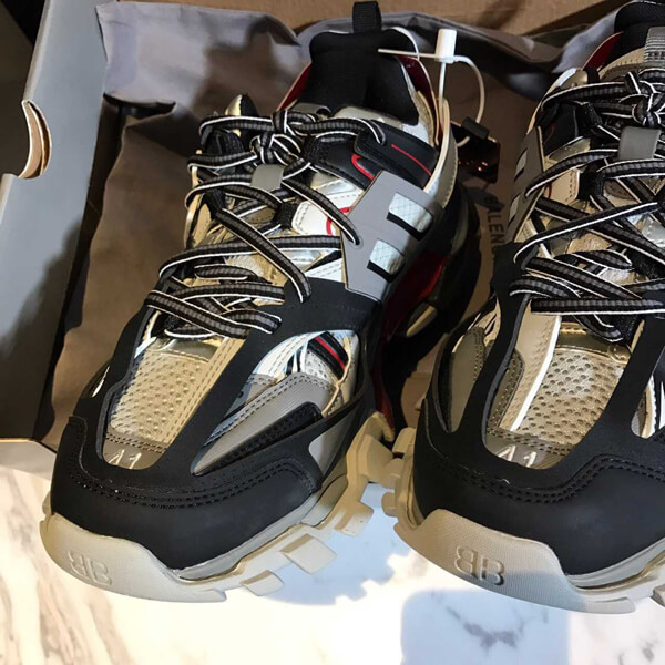 バレンシアガ トラック 偽物 TRACK2 トレーナー トラックは、レザーを一切使用していない、メッシュとナイロン素材のスニーカーです