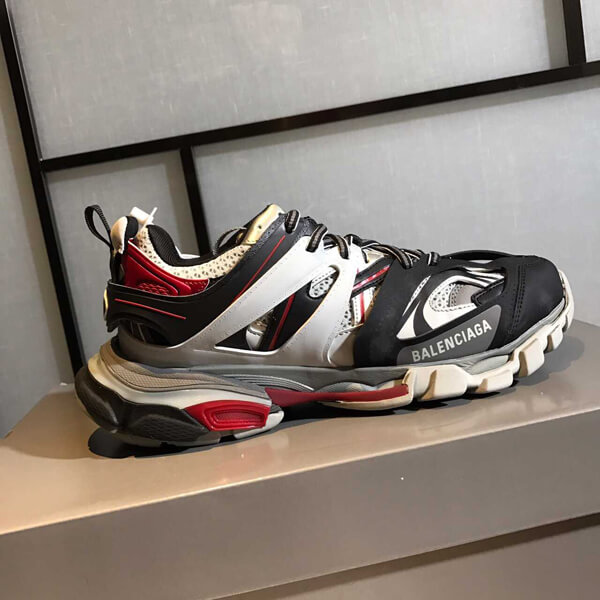 バレンシアガ トラック 偽物 TRACK2 トレーナー トラックは、レザーを一切使用していない、メッシュとナイロン素材のスニーカーです
