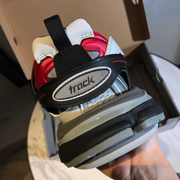 バレンシアガ トラック 偽物 TRACK2 トレーナー トラックは、レザーを一切使用していない、メッシュとナイロン素材のスニーカーです
