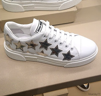 ミュウミュウ スニーカー コピーレザースニーカーシルバーラミネートレザーとグリッター星