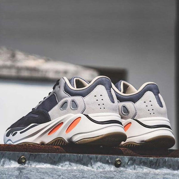 アディダス 激レア ☆ 入手困難 超限定 Yeezy 偽物 Wave Runner 700 OG FV9922