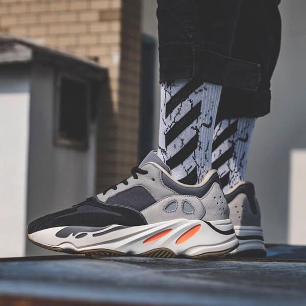 アディダス 激レア ☆ 入手困難 超限定 Yeezy 偽物 Wave Runner 700 OG FV9922