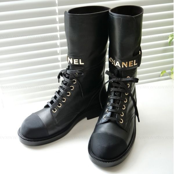 すぐ届く∞シャネル ロゴとレースアップのロングブーツ 偽物