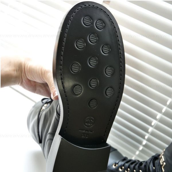 すぐ届く∞シャネル ロゴとレースアップのロングブーツ 偽物