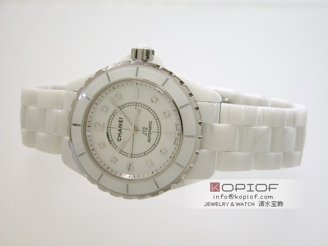 シャネルJ12 スーパーコピーH2423 38mm ホワイトセラミックブレス 8Pダイヤ ホワイトシェル