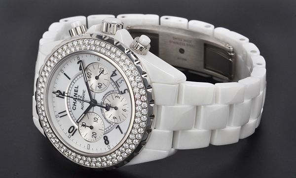 シャネルJ12 スーパーコピーH1008 クロノグラフ ホワイトセラミックブレス ベゼルダイヤ ホワイト